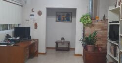 COD. 376 – HERMOSA CASA CON PILETA SOBRE COLECTORA EN VILLA PARQUE SIQUIMAN – CBA.