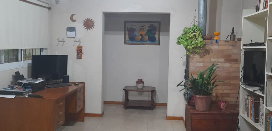 COD. 376 – HERMOSA CASA CON PILETA SOBRE COLECTORA EN VILLA PARQUE SIQUIMAN – CBA.