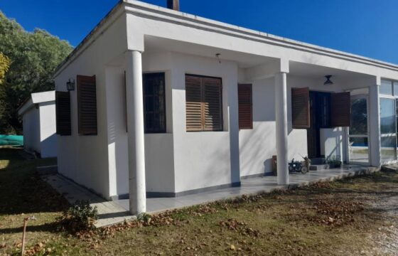 COD.334 – EN VENTA! HERMOSA CASA CON PILETA EN VILLA PARQUE SIQUIMAN – CORDOBA.