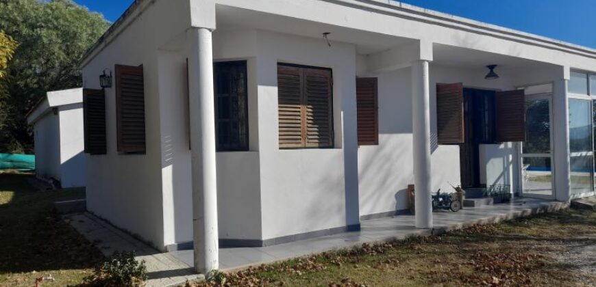 COD.334 – EN VENTA! HERMOSA CASA CON PILETA EN VILLA PARQUE SIQUIMAN – CORDOBA.