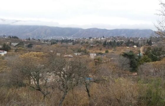 COD.110 – EN VENTA! HERMOSO TERRENO DE 1.472 M2. EN VILLA PARQUE SIQUIMAN – CORDOBA.