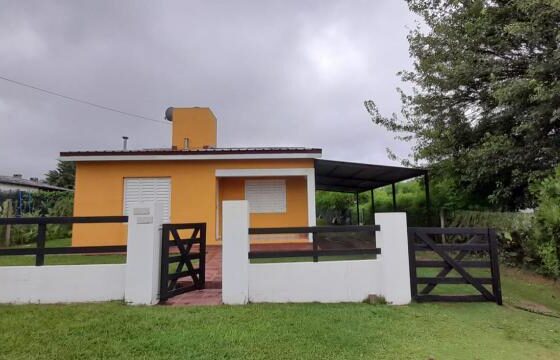 COD.321 – EN VENTA! HERMOSA CASA CON PILETA EN VILLA PARQUE SIQUIMAN – CORDOBA.
