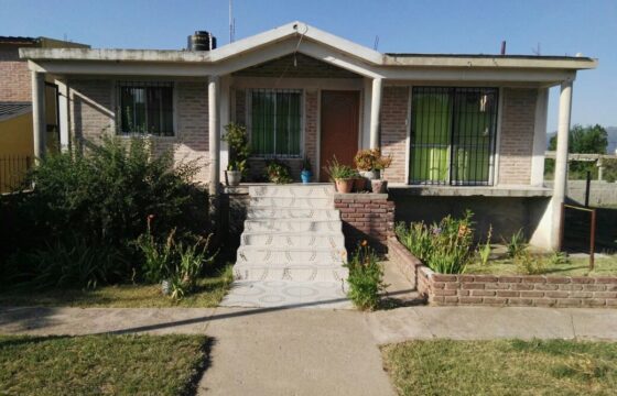 COD. 500 – HERMOSA CASA CON DPTO Y PILETA EN VILLA PARQUE SIQUIMAN – CBA.