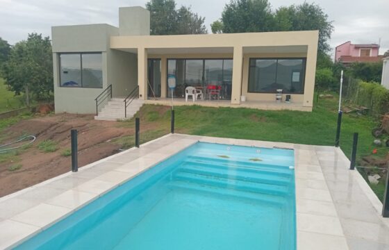 COD. 502 – HERMOSA CASA CON PILETA , CON IMPONENTE VISTA A LAS SIERRAS Y LAGO, EN VILLA PARQUE SIQUIMAN – CBA.