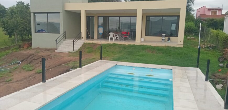 COD. 502 – HERMOSA CASA CON PILETA , CON IMPONENTE VISTA A LAS SIERRAS Y LAGO, EN VILLA PARQUE SIQUIMAN – CBA.