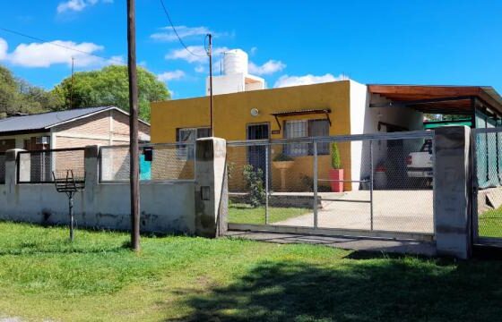 COD.157 – EN VENTA! HERMOSA CASA CON PILETA EN VILLA PARQUE SIQUIMAN – CORDOBA