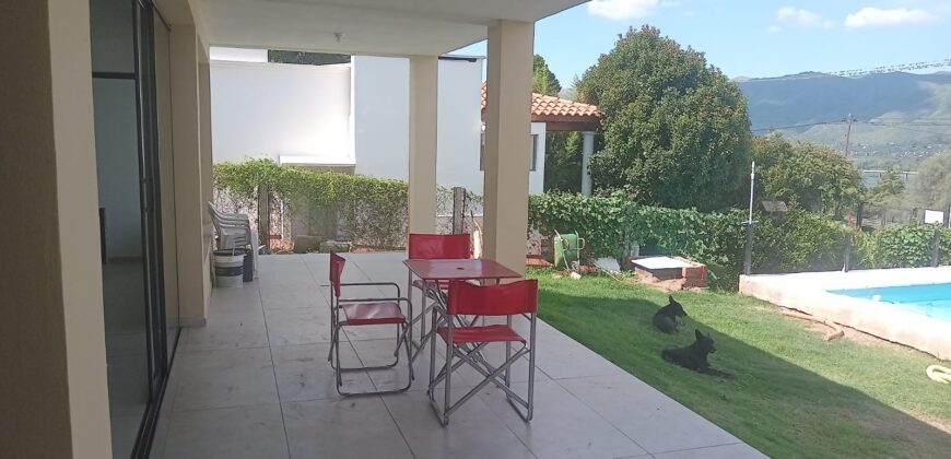 COD. 502 – HERMOSA CASA CON PILETA , CON IMPONENTE VISTA A LAS SIERRAS Y LAGO, EN VILLA PARQUE SIQUIMAN – CBA.