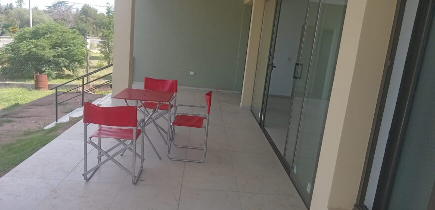 COD. 502 – HERMOSA CASA CON PILETA , CON IMPONENTE VISTA A LAS SIERRAS Y LAGO, EN VILLA PARQUE SIQUIMAN – CBA.