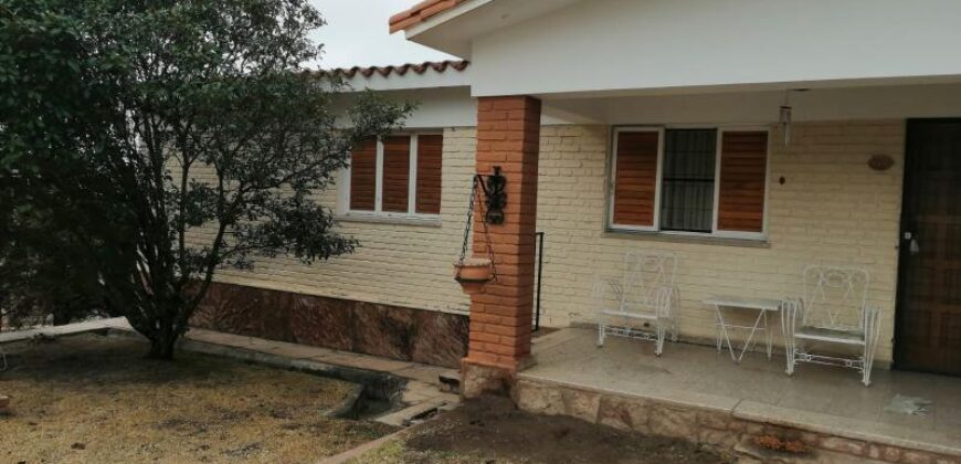 COD.286 – EN VENTA! HERMOSA CASA CON PILETA EN TANTI – CORDOBA.
