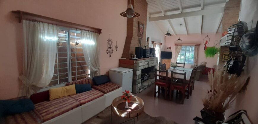 COD. 630 – EN VENTA! HERMOSA CASA CON PILETA, CANCHA DE FUTBOL, VOLEY, EN 4 TERRENOS EN VILLA PARQUE SIQUIMAN – CORDOBA.