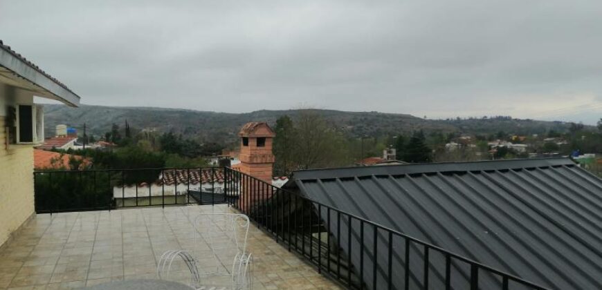 COD.286 – EN VENTA! HERMOSA CASA CON PILETA EN TANTI – CORDOBA.