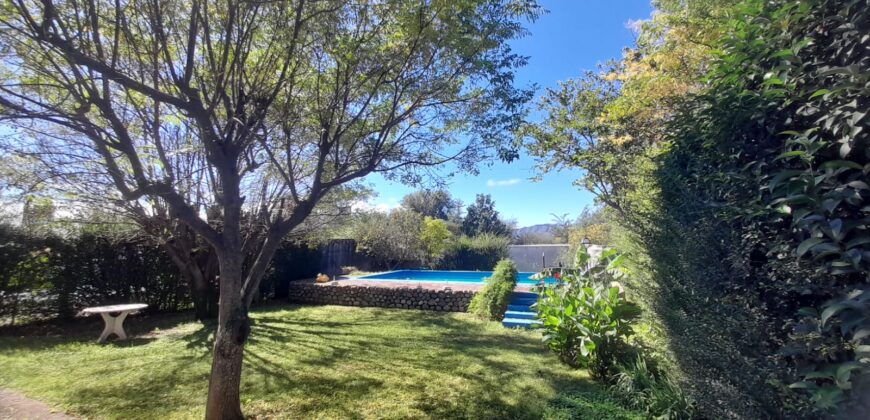 COD. 620 – EN VENTA! HERMOSO CHALET CON PILETA EN VILLA PARQUE SIQUIMAN – CBA.
