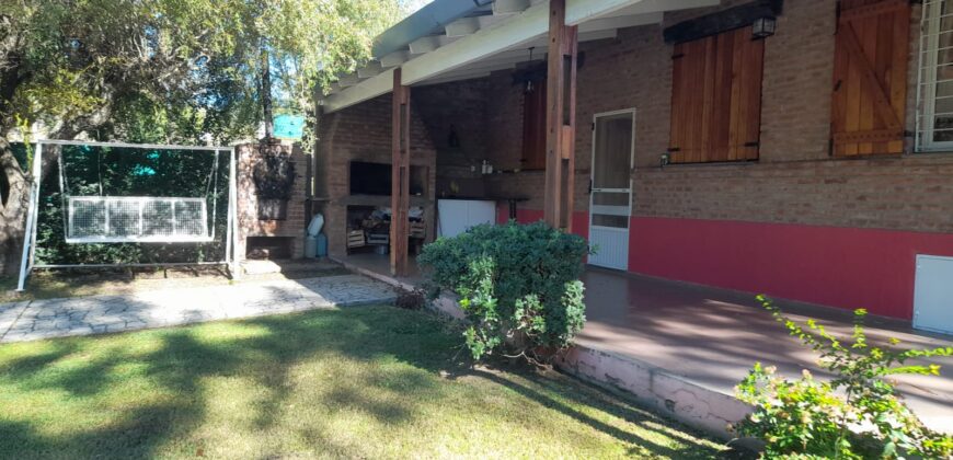 COD. 630 – EN VENTA! HERMOSA CASA CON PILETA, CANCHA DE FUTBOL, VOLEY, EN 4 TERRENOS EN VILLA PARQUE SIQUIMAN – CORDOBA.