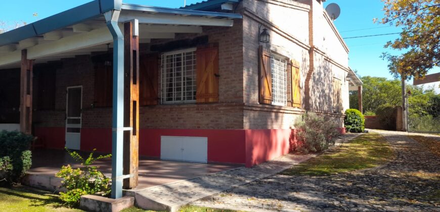 COD. 630 – EN VENTA! HERMOSA CASA CON PILETA, CANCHA DE FUTBOL, VOLEY, EN 4 TERRENOS EN VILLA PARQUE SIQUIMAN – CORDOBA.