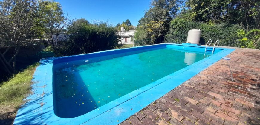 COD. 620 – EN VENTA! HERMOSO CHALET CON PILETA EN VILLA PARQUE SIQUIMAN – CBA.