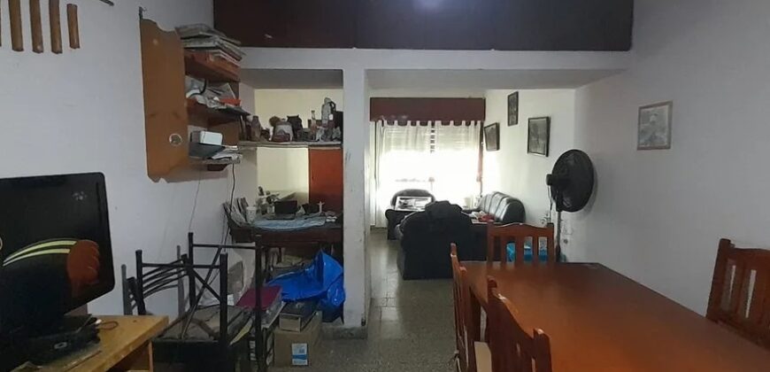COD. 422 – HERMOSA CASA CON DPTO A REFACCIONAR EN EL CENTRO DE LA CALERA – CORDOBA.