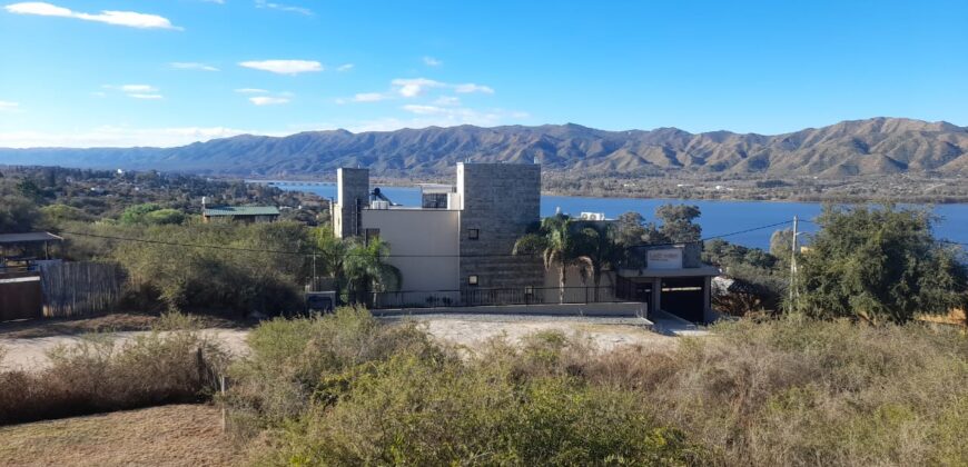 COD. 423 – HERMOSA CASA CON PILETA, VISTA AL LAGO SAN ROQUE Y A LAS SIERRAS EN VILLA PARQUE SIQUIMAN – CORDOBA.