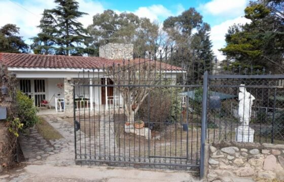 COD.345 – EN VENTA! HERMOSA CASA QUINTA CON DEPARTAMENTO Y CASA ALPINA EN BIALET MASSE – CORDOBA.