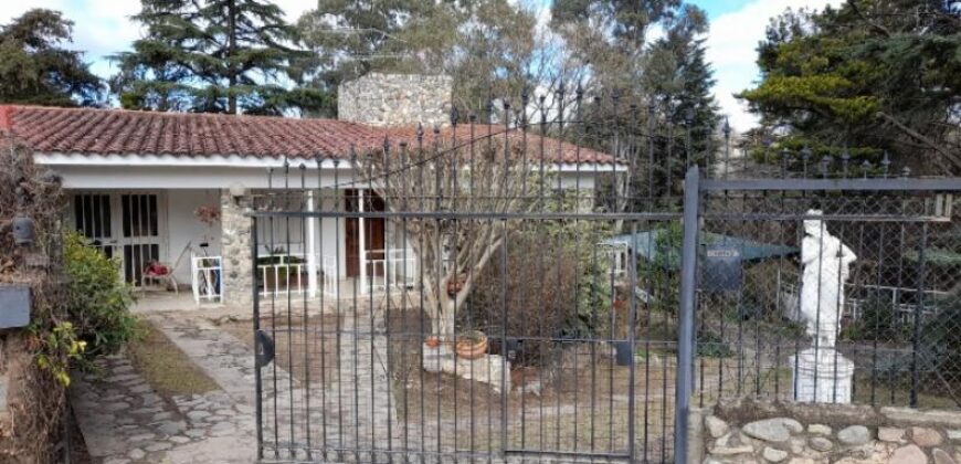 COD.345 – EN VENTA! HERMOSA CASA QUINTA CON DEPARTAMENTO Y CASA ALPINA EN BIALET MASSE – CORDOBA.