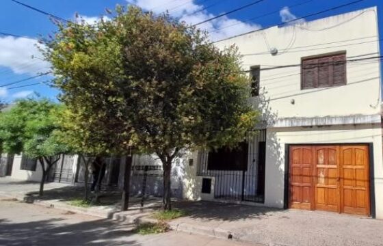 COD.217 – EN VENTA! HERMOSA CASA Y DEPARTAMENTO EN CORDOBA CAPITAL.-