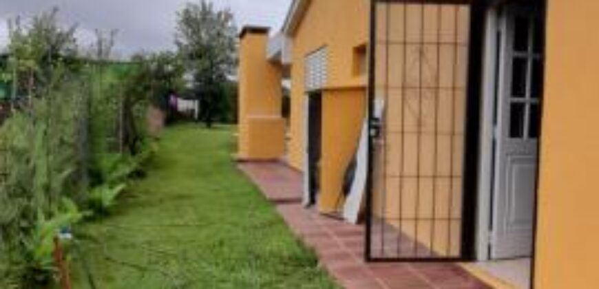 COD.321 – EN VENTA! HERMOSA CASA CON PILETA EN VILLA PARQUE SIQUIMAN – CORDOBA.