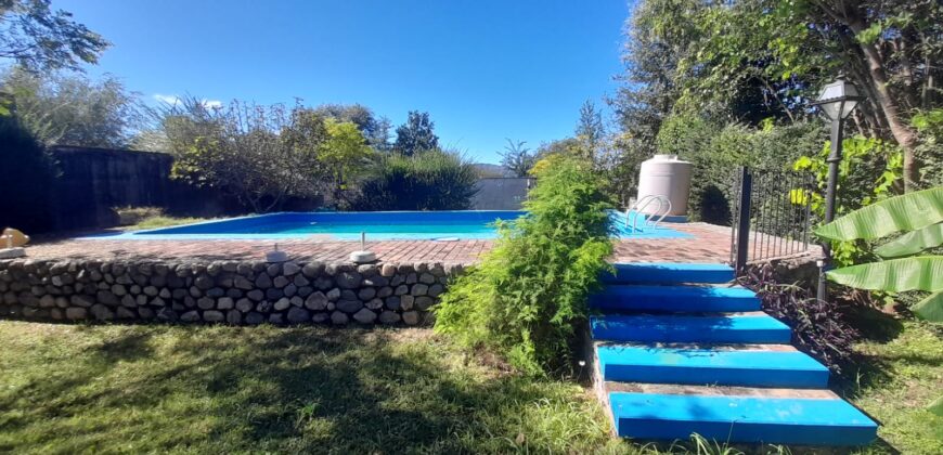 COD. 620 – EN VENTA! HERMOSO CHALET CON PILETA EN VILLA PARQUE SIQUIMAN – CBA.