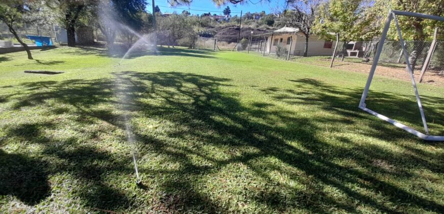 COD. 630 – EN VENTA! HERMOSA CASA CON PILETA, CANCHA DE FUTBOL, VOLEY, EN 4 TERRENOS EN VILLA PARQUE SIQUIMAN – CORDOBA.