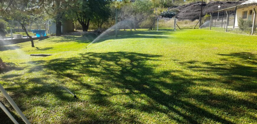 COD. 630 – EN VENTA! HERMOSA CASA CON PILETA, CANCHA DE FUTBOL, VOLEY, EN 4 TERRENOS EN VILLA PARQUE SIQUIMAN – CORDOBA.