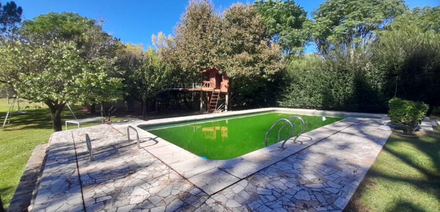 COD. 630 – EN VENTA! HERMOSA CASA CON PILETA, CANCHA DE FUTBOL, VOLEY, EN 4 TERRENOS EN VILLA PARQUE SIQUIMAN – CORDOBA.
