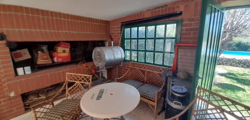 COD. 620 – EN VENTA! HERMOSO CHALET CON PILETA EN VILLA PARQUE SIQUIMAN – CBA.