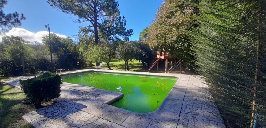COD. 630 – EN VENTA! HERMOSA CASA CON PILETA, CANCHA DE FUTBOL, VOLEY, EN 4 TERRENOS EN VILLA PARQUE SIQUIMAN – CORDOBA.