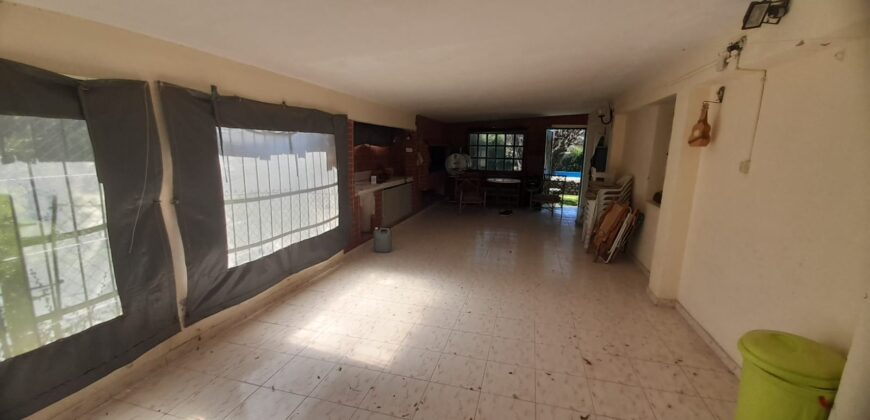 COD. 620 – EN VENTA! HERMOSO CHALET CON PILETA EN VILLA PARQUE SIQUIMAN – CBA.