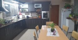 COD. 376 – HERMOSA CASA CON PILETA SOBRE COLECTORA EN VILLA PARQUE SIQUIMAN – CBA.