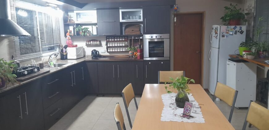 COD. 376 – HERMOSA CASA CON PILETA SOBRE COLECTORA EN VILLA PARQUE SIQUIMAN – CBA.