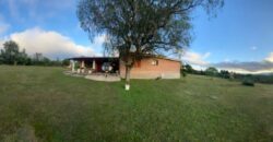 COD. 415 – HERMOSO CAMPO DE 7 H. CON SALIDA AL RIO Y HERMOSA PROPIEDAD DE 3 DORMITORIOS – VILLA PARQUE SIQUIMAN – CBA.