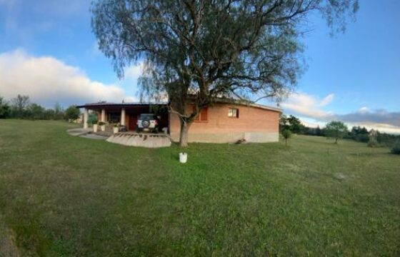 COD. 415 – HERMOSO CAMPO DE 7 H. CON SALIDA AL RIO Y HERMOSA PROPIEDAD DE 3 DORMITORIOS – VILLA PARQUE SIQUIMAN – CBA.