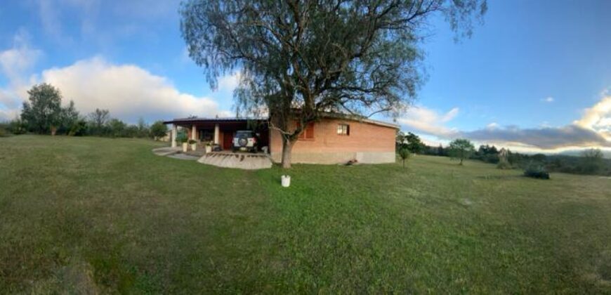 COD. 415 – HERMOSO CAMPO DE 7 H. CON SALIDA AL RIO Y HERMOSA PROPIEDAD DE 3 DORMITORIOS – VILLA PARQUE SIQUIMAN – CBA.