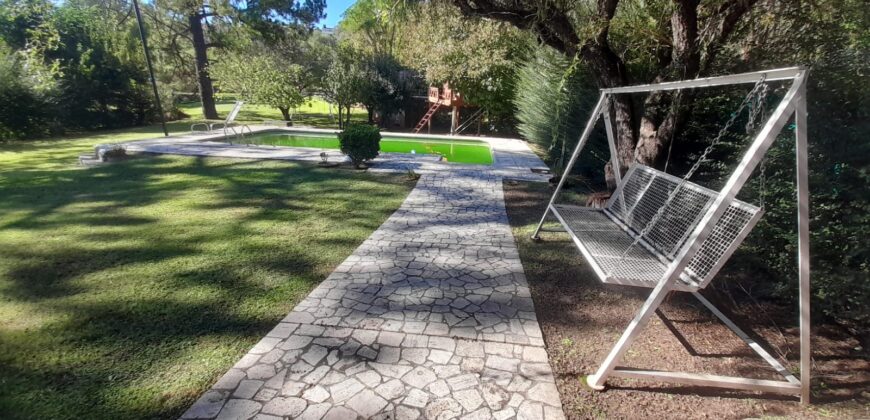 COD. 630 – EN VENTA! HERMOSA CASA CON PILETA, CANCHA DE FUTBOL, VOLEY, EN 4 TERRENOS EN VILLA PARQUE SIQUIMAN – CORDOBA.