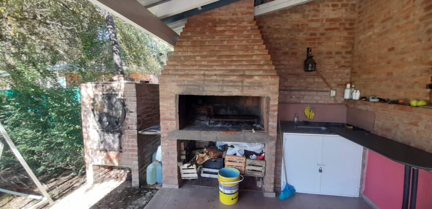 COD. 630 – EN VENTA! HERMOSA CASA CON PILETA, CANCHA DE FUTBOL, VOLEY, EN 4 TERRENOS EN VILLA PARQUE SIQUIMAN – CORDOBA.