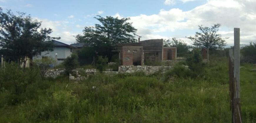 COD.69 – EN VENTA! HERMOSO TERRENO CON MEJORAS EN VILLA PARQUE SIQUIMAN – CORDOBA.