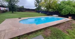 COD.321 – EN VENTA! HERMOSA CASA CON PILETA EN VILLA PARQUE SIQUIMAN – CORDOBA.