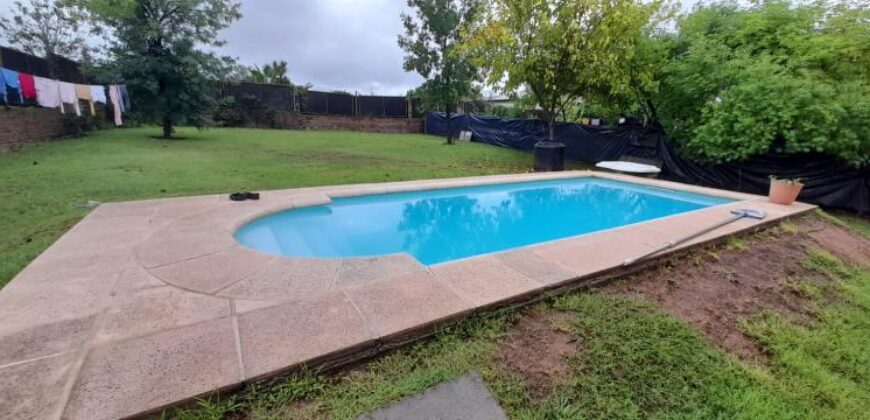 COD.321 – EN VENTA! HERMOSA CASA CON PILETA EN VILLA PARQUE SIQUIMAN – CORDOBA.