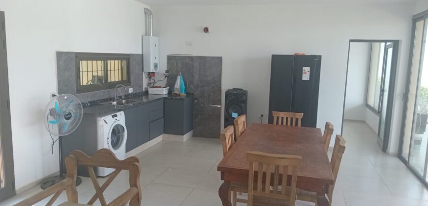 COD. 502 – HERMOSA CASA CON PILETA , CON IMPONENTE VISTA A LAS SIERRAS Y LAGO, EN VILLA PARQUE SIQUIMAN – CBA.