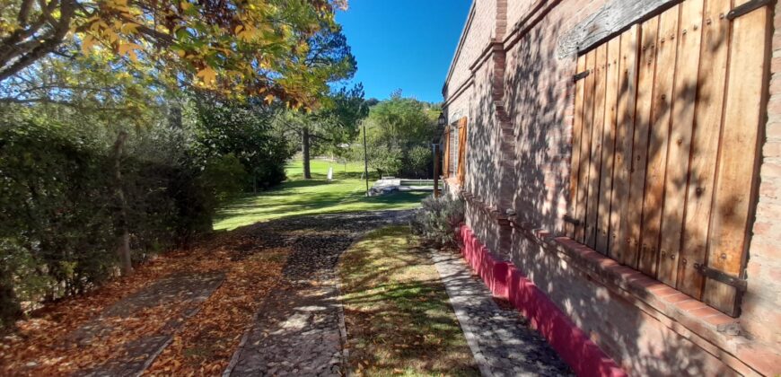 COD. 630 – EN VENTA! HERMOSA CASA CON PILETA, CANCHA DE FUTBOL, VOLEY, EN 4 TERRENOS EN VILLA PARQUE SIQUIMAN – CORDOBA.