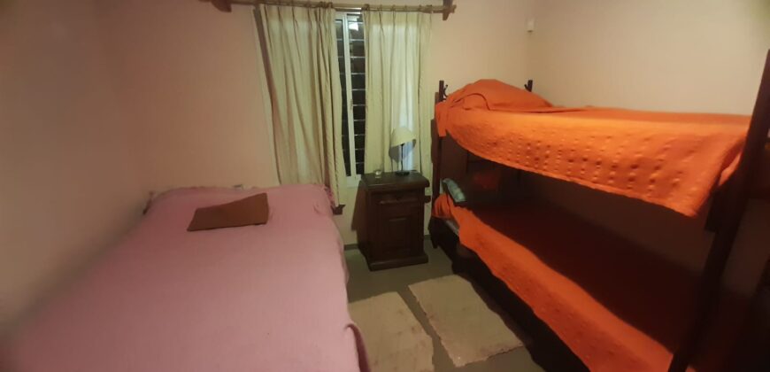 COD. 630 – EN VENTA! HERMOSA CASA CON PILETA, CANCHA DE FUTBOL, VOLEY, EN 4 TERRENOS EN VILLA PARQUE SIQUIMAN – CORDOBA.