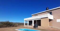 COD. 423 – HERMOSA CASA CON PILETA, VISTA AL LAGO SAN ROQUE Y A LAS SIERRAS EN VILLA PARQUE SIQUIMAN – CORDOBA.