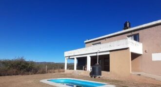 COD. 423 – HERMOSA CASA CON PILETA, VISTA AL LAGO SAN ROQUE Y A LAS SIERRAS EN VILLA PARQUE SIQUIMAN – CORDOBA.