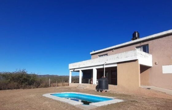 COD. 423 – HERMOSA CASA CON PILETA, VISTA AL LAGO SAN ROQUE Y A LAS SIERRAS EN VILLA PARQUE SIQUIMAN – CORDOBA.