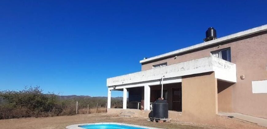 COD. 423 – HERMOSA CASA CON PILETA, VISTA AL LAGO SAN ROQUE Y A LAS SIERRAS EN VILLA PARQUE SIQUIMAN – CORDOBA.
