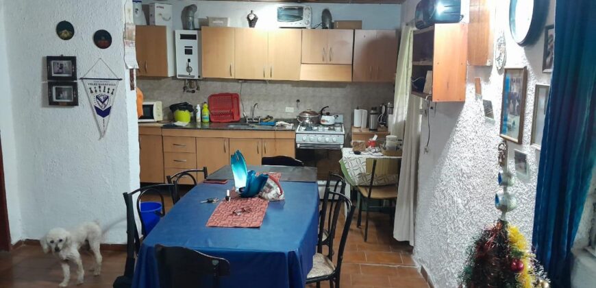 COD. 620 – EN VENTA! HERMOSO CHALET CON PILETA EN VILLA PARQUE SIQUIMAN – CBA.